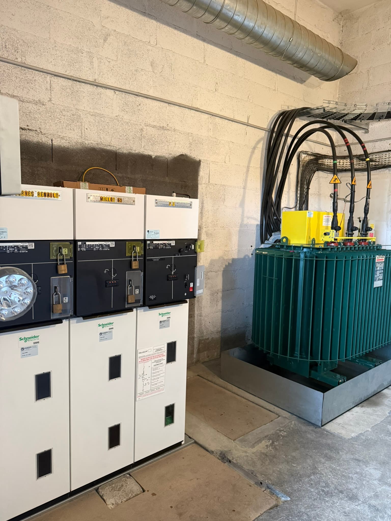 Cellules HTA SM6 et transformateur immergé dans un poste de livraison