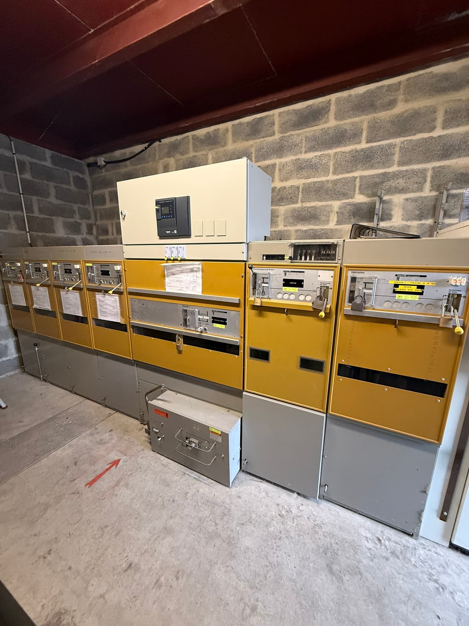 Rangée de cellules HTA — poste de livraison haute tension