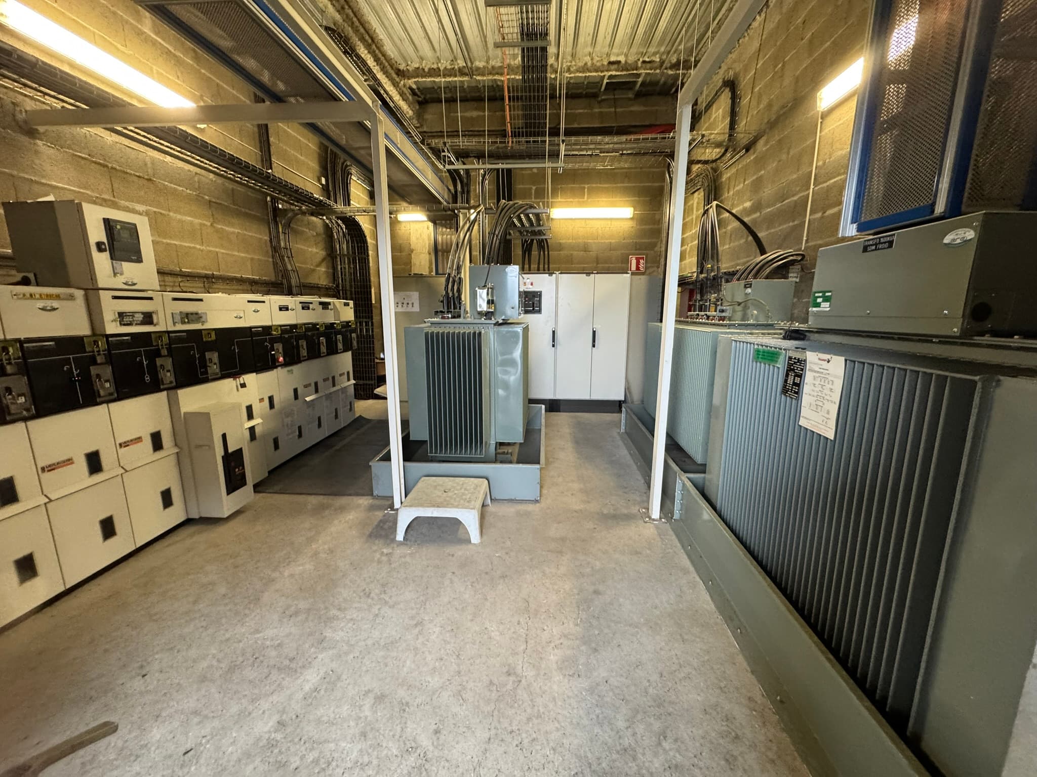 Salle de poste haute tension — cellules HTA et transformateur